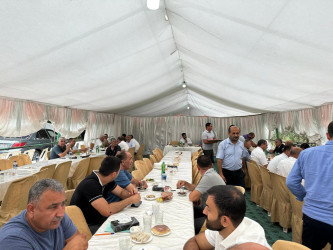 Beyləqan Rayon İcra Hakimiyyətinin başçısı şəhid anasının yas mərasimində iştirak etmişdir.