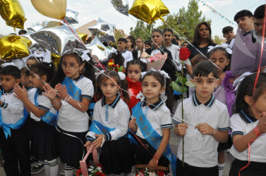 Beyləqan Rayon İcra Hakimiyyətinin başçısı aparatının əməkdaşları “Bilik Günü” münasibəti ilə rayonun bütün ümumtəhsil müəssisələrində keçirilən tədbirlərdə iştirak ediblər.