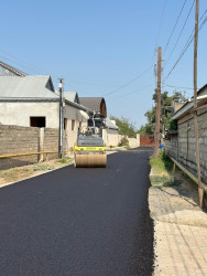 Beyləqan şəhəri Rövşən Axundov küçəsində asfaltlanma işləri başa çatıb.
