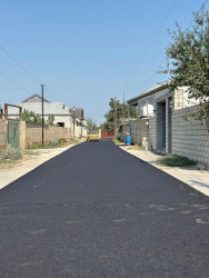 Beyləqan şəhəri Rövşən Axundov küçəsində asfaltlanma işləri başa çatıb.